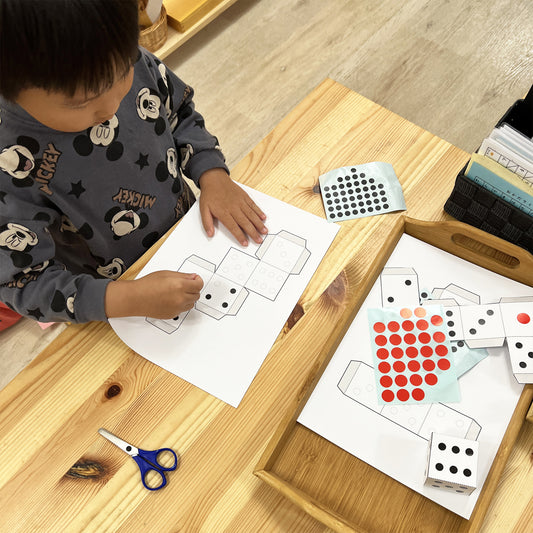 サイコロのペーパークラフト(はさみとシールの活動)