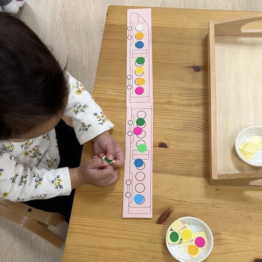 繋げられる電車(シール貼りの活動)