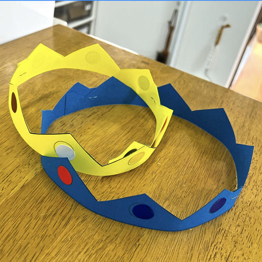 王冠を作ってかぶろう!(ハサミで切ってシールを貼る楽しい教材)