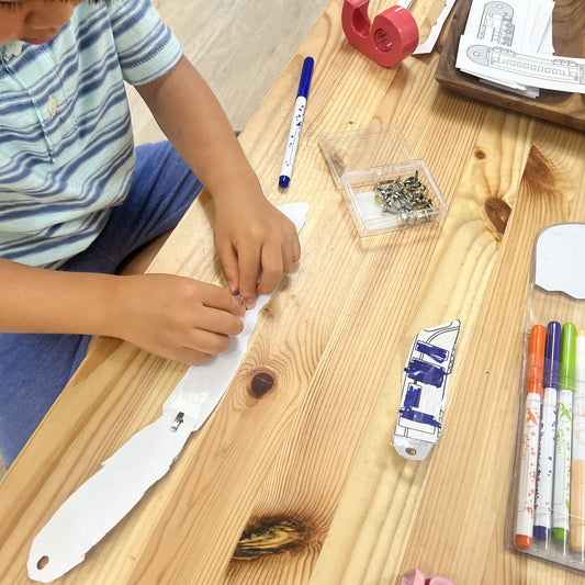 繋げて遊ぼう!割りピン工作キット「塗って繋げる電車」ぬり絵