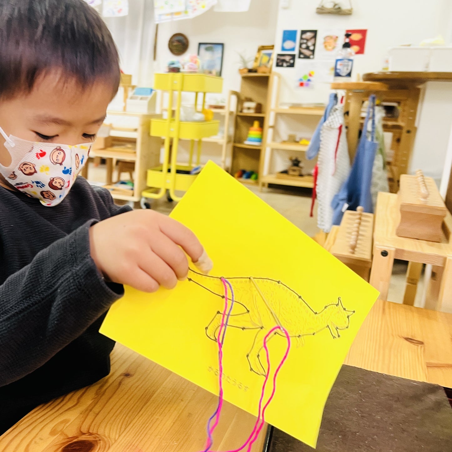 डायनासोर सिलाई गतिविधि सेट: 16 अनोखे डायनासोर बनाएं और आनंद लें