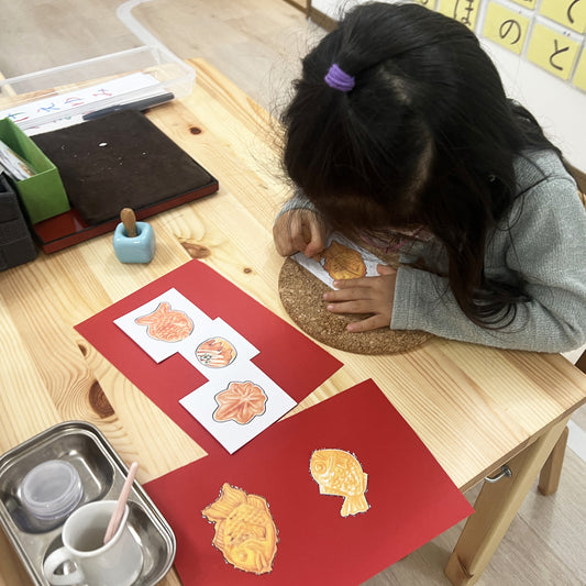 カルコで型抜きの活動(たい焼き、たこ焼き、もみじ饅頭)