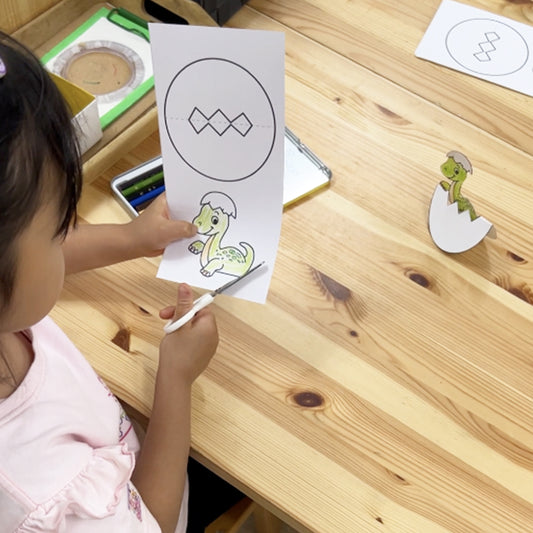 恐竜の赤ちゃんが生まれる!卵シーソーでゆらゆら遊べるハサミとぬり絵の活動