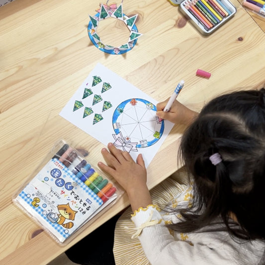 塗って・切って楽しむ! ハサミでホールを作るクリスマスリース