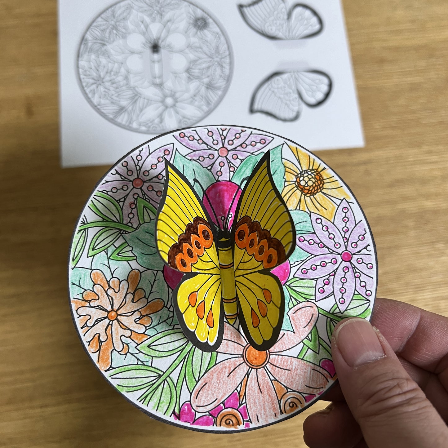 Mariposa emergente: actividad para recortar y colorear