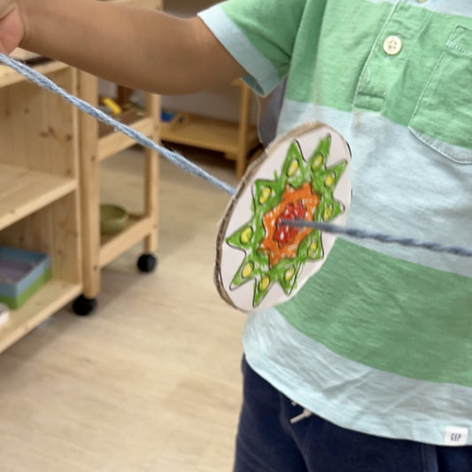 Spinner en papier (activité de ciseaux et de coloriage)