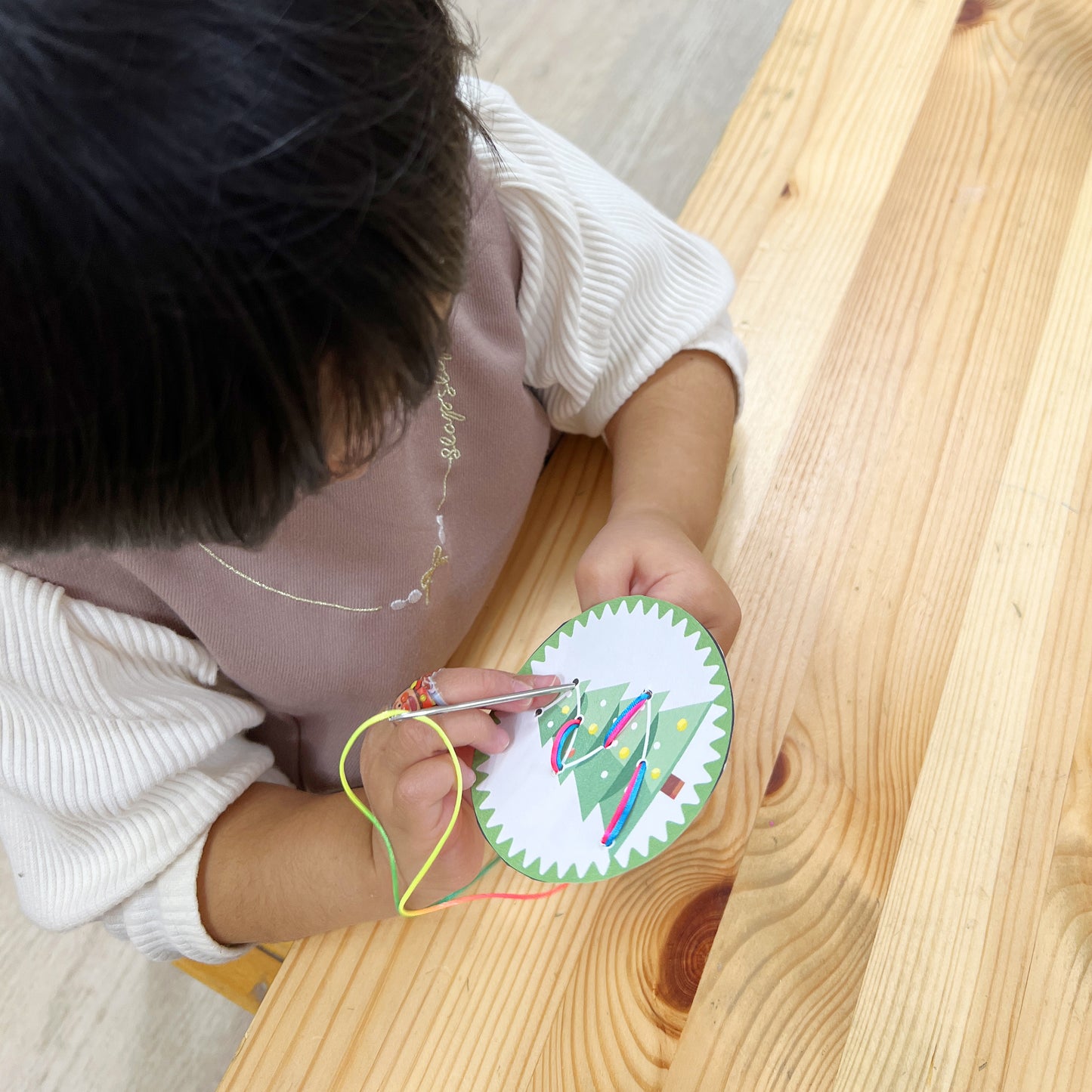 Activité de Couture : Sapin de Noël – Un Artisanat Amusant pour les Enfants