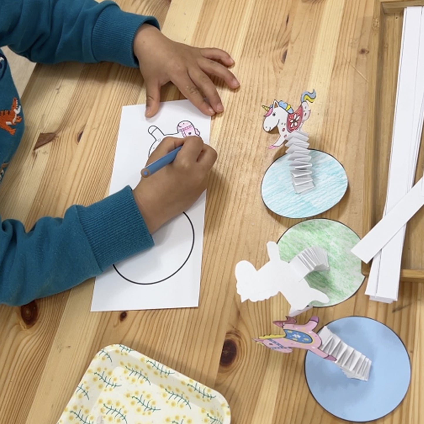 Manualidad de resorte elástico de papel (caballo mecedor de juegos)