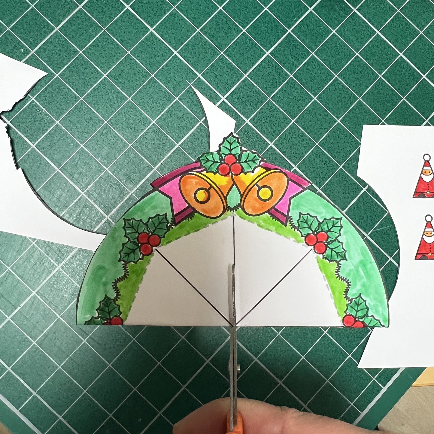 用剪刀开洞的圣诞花环手作