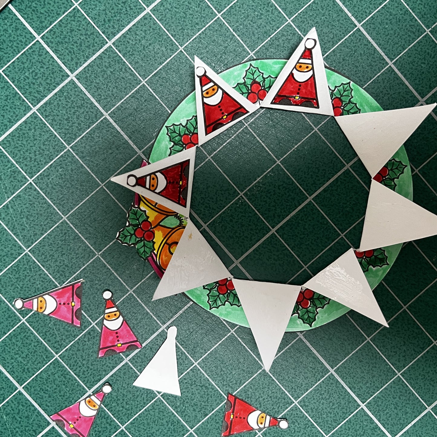 用剪刀开洞的圣诞花环手作