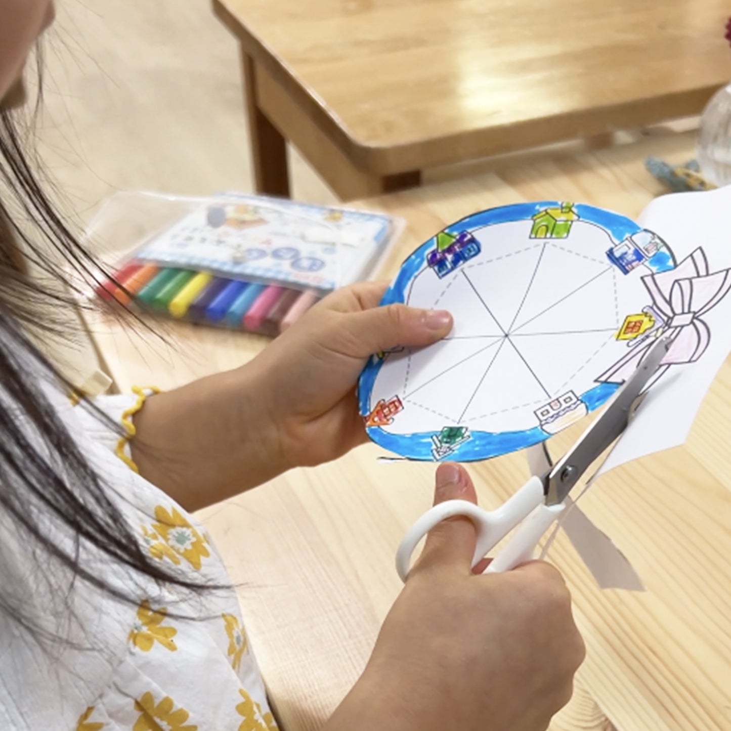 用剪刀开洞的圣诞花环手作