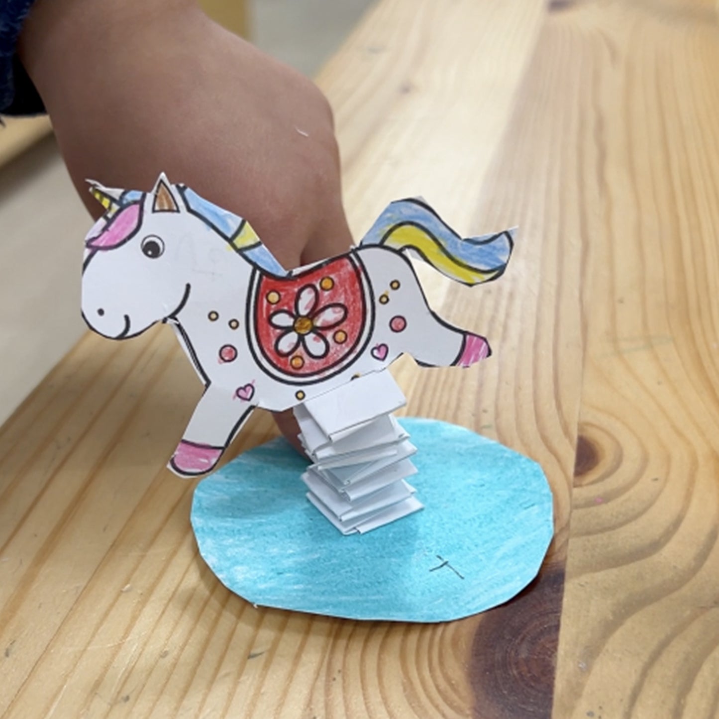 Manualidad de resorte elástico de papel (caballo mecedor de juegos)